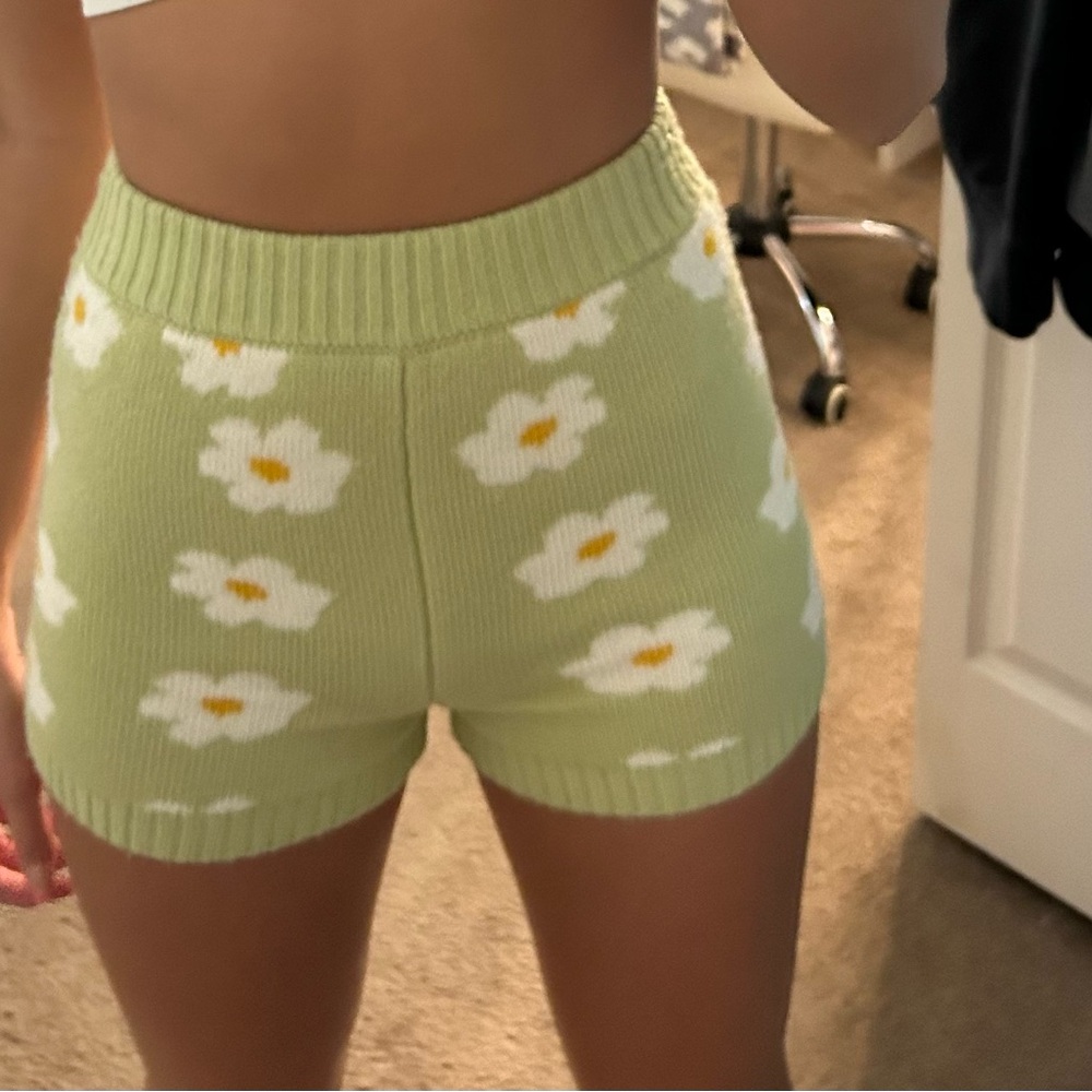 Floral Knit Women Shorts - Green - Picture 2 of 3